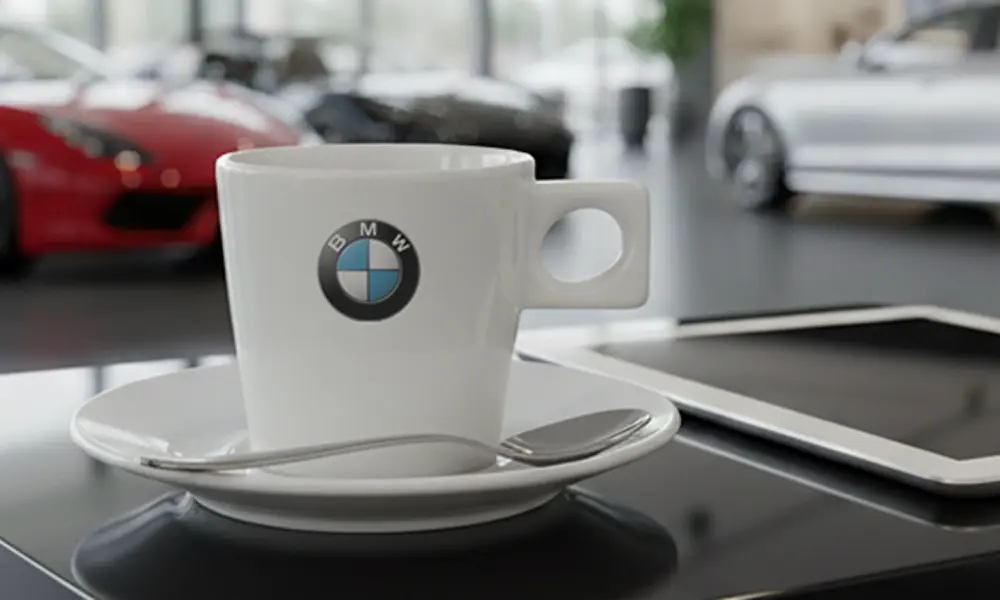 Witte schotel en kop met logo